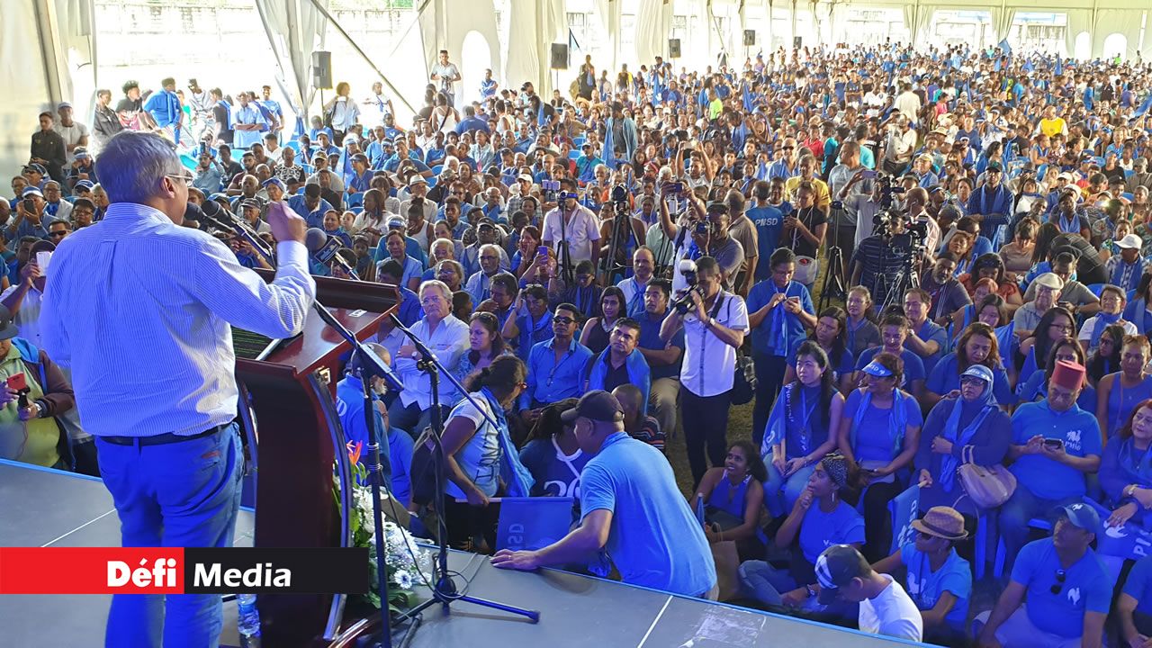 Il est 11 h 37, Xavier-Luc Duval s’adresse à ses partisans.