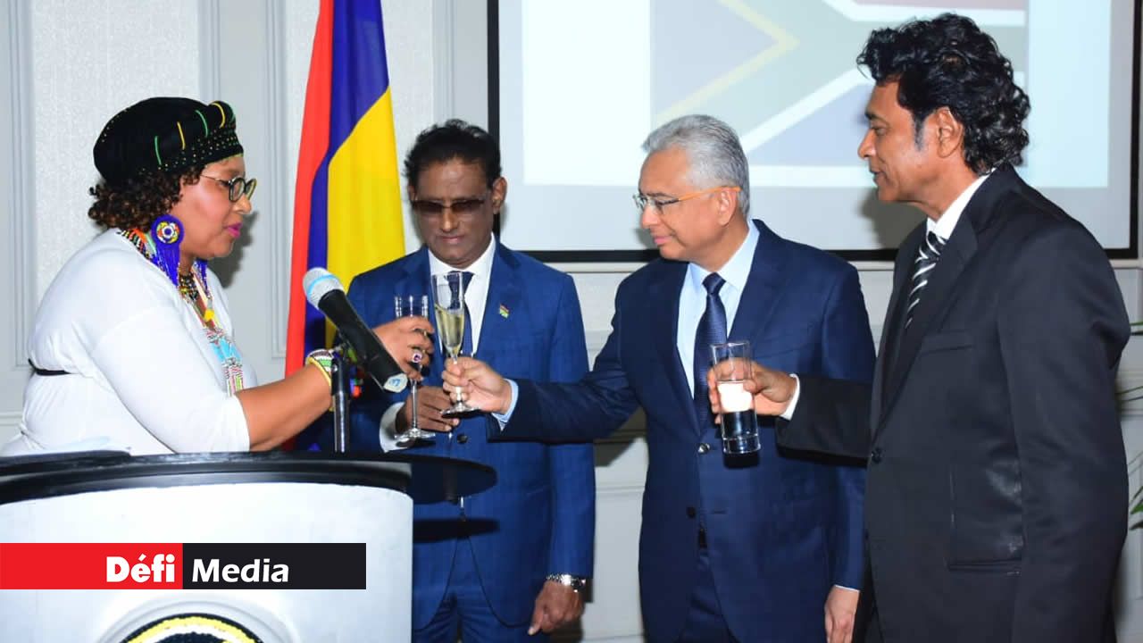 Princesse Zenani Mandela-Dlamini, Barlen Vyapoory, Pravind Jugnauth et Nando Bodha portant un toast.