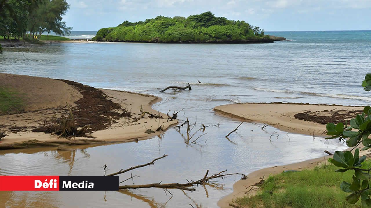 L’îlot Sancho en face de la plage balayée par les vagues.