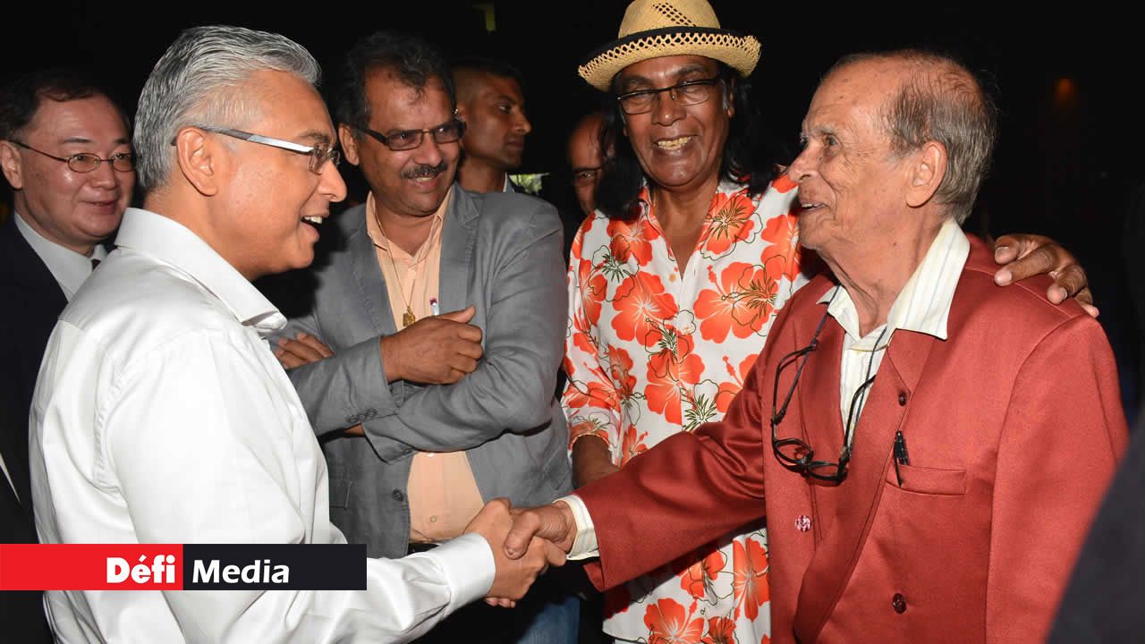 Le PM en compagnie du chanteur Serge Lebrasse.