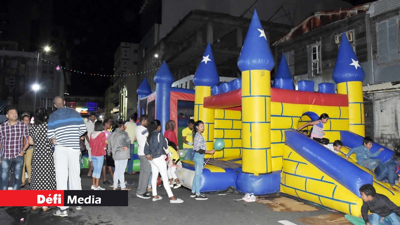 Des enfants jouant sur le château gonflable. Port-Louis fête sa cité