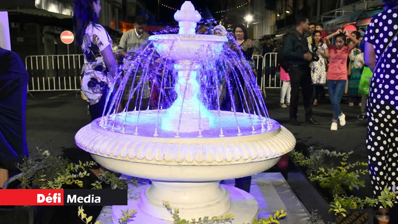 Un jet d’eau installé majestueusement au beau milieu de la rue. Port-Louis fête sa cité