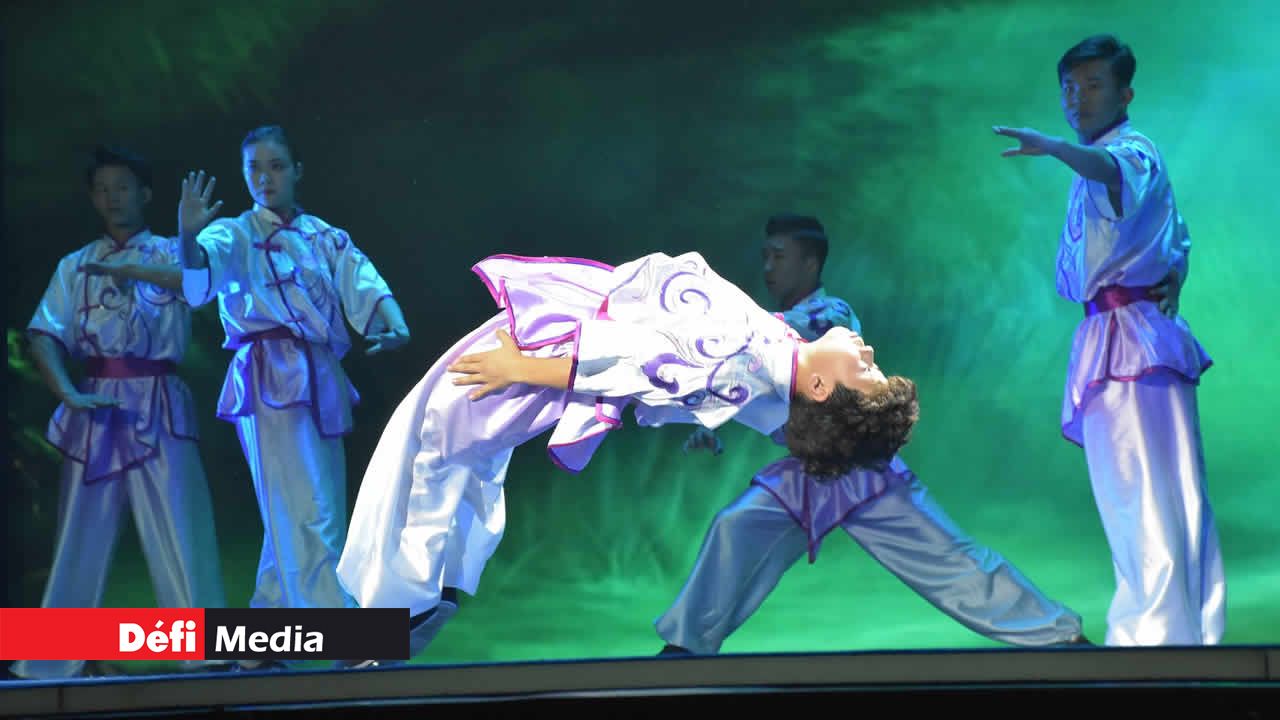 Les arts martiaux se mêlent à la danse et aux acrobaties. Kung Fu
