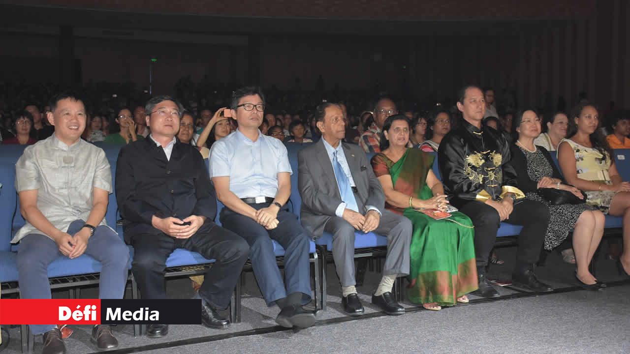Dans l’assistance on note la présence de Song Yanqun directeur du CCC, Sun Gongyi ambassadeur de Chine à Maurice, le ministre Mentor sir Anerood Jugnauth et son épouse Lady Sarojini Jugnauth, le ministre de l’Intégration Sociale Alain Wong, Wang Ju l’épouse de l’ambassadeur chinois et Mary-Ann Wong l’épouse d’Alain Wong. Kung Fu
