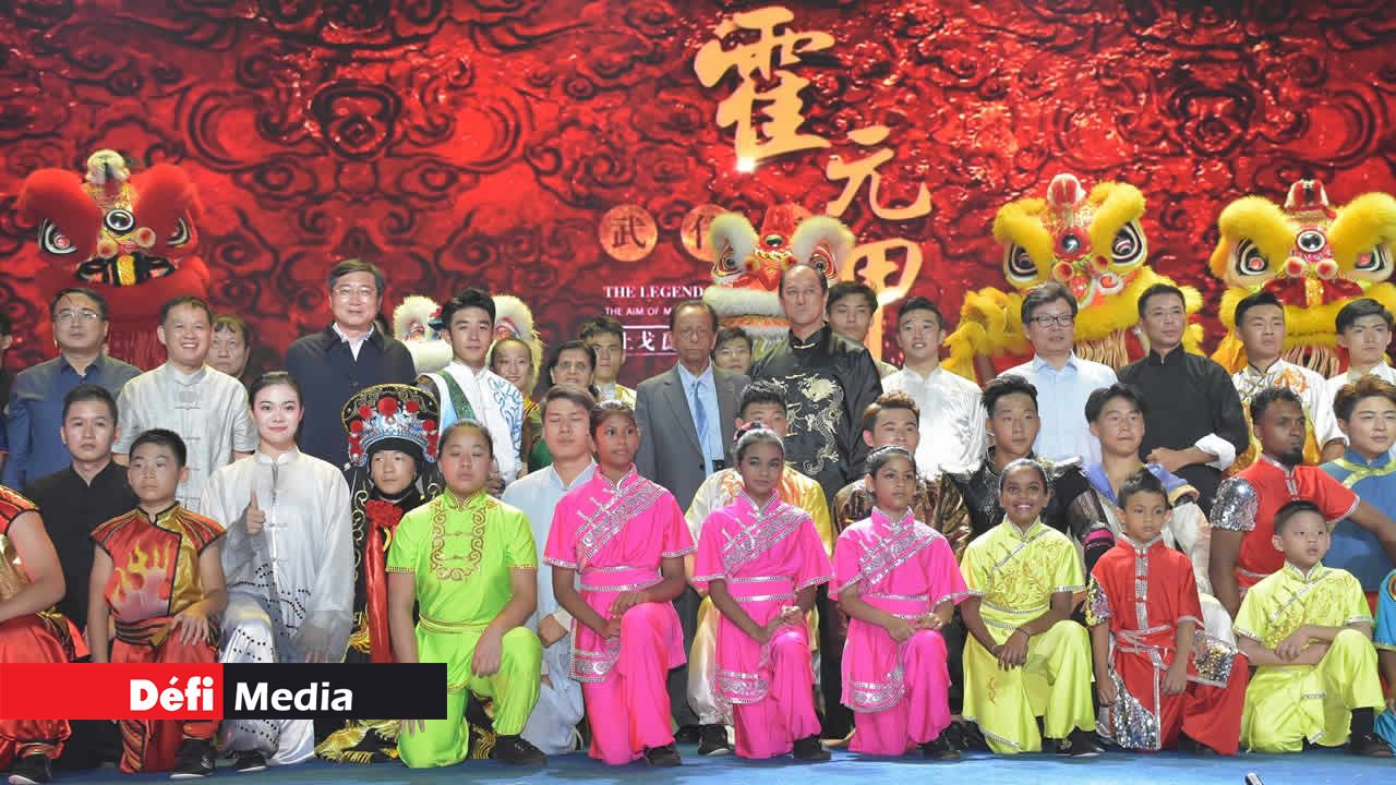 Les dignitaires posent pour une photo avec les artistes. Kung Fu