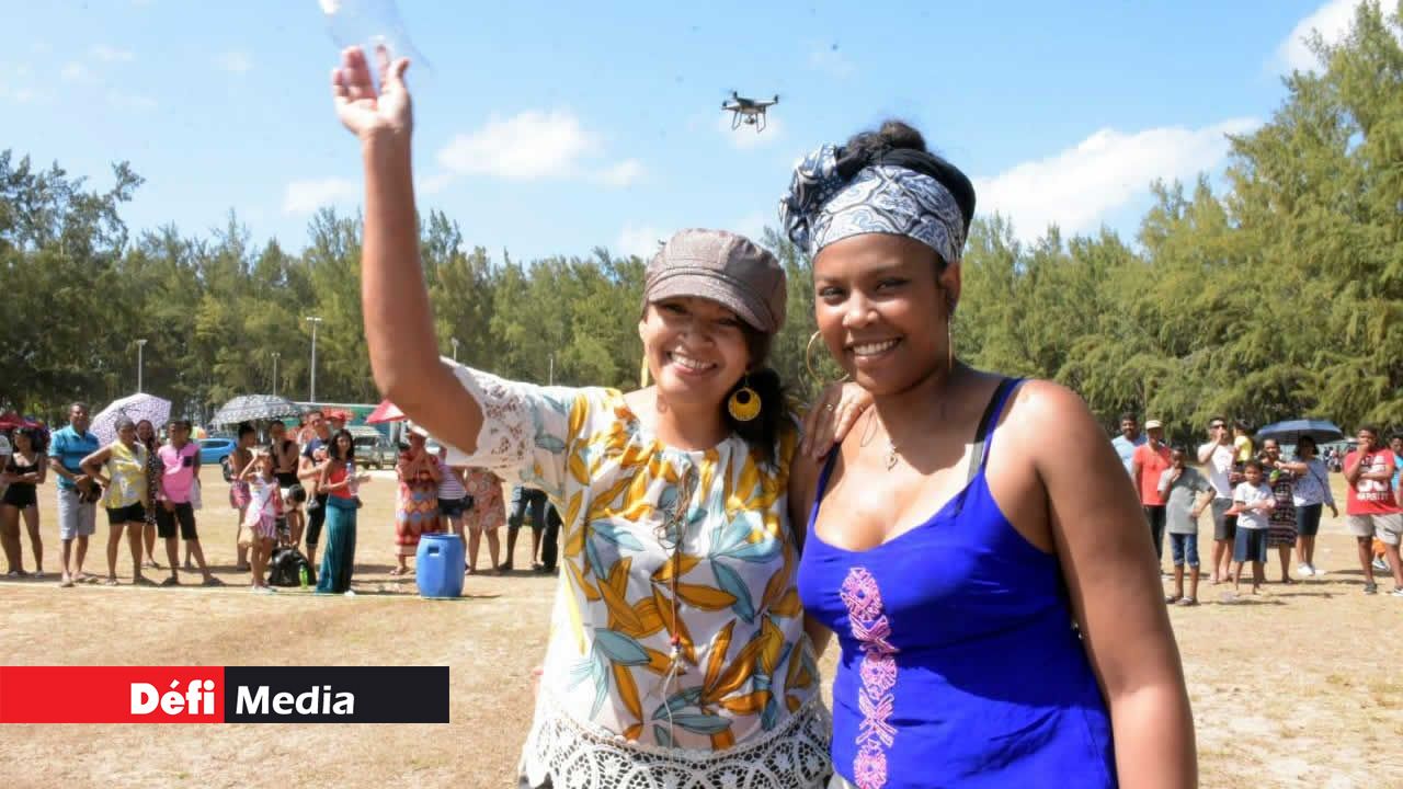 Mère et fille, deux heureuses gagnantes. Beach Tour de RadioPlus à Mont Choisy