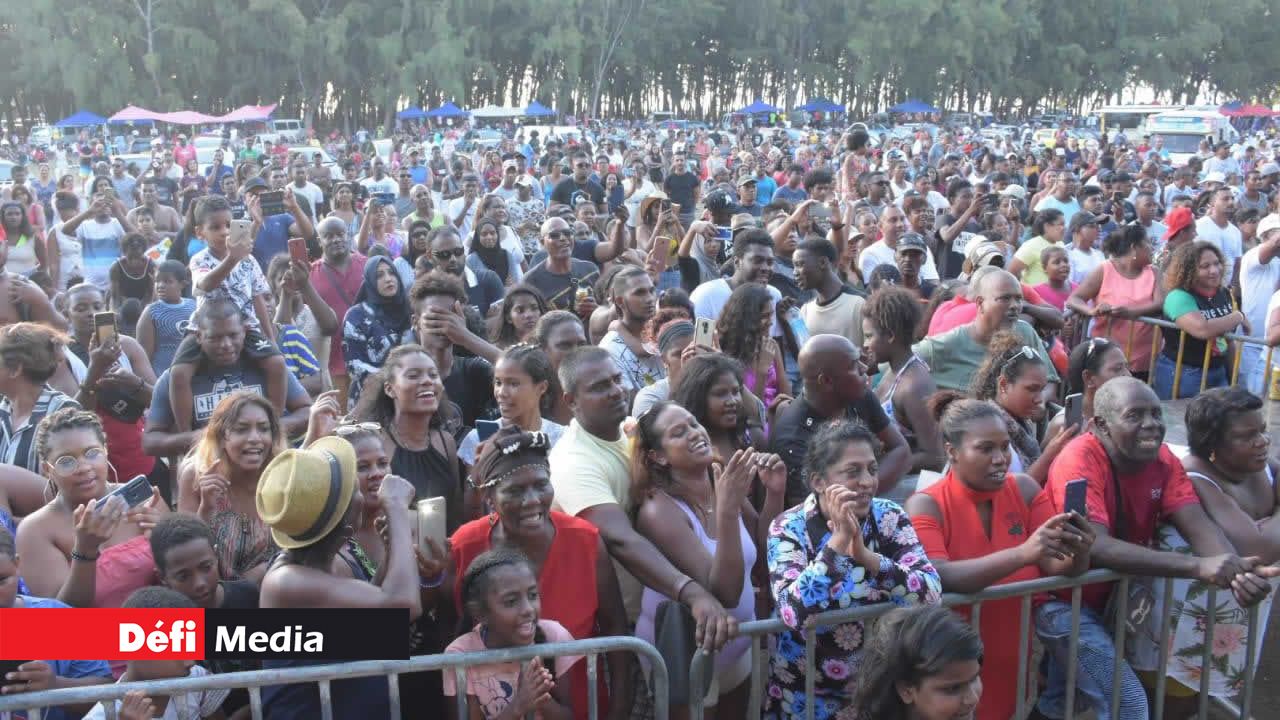 La foule s’est déplacée en masse pour assister au concert. Beach Tour de RadioPlus à Mont Choisy