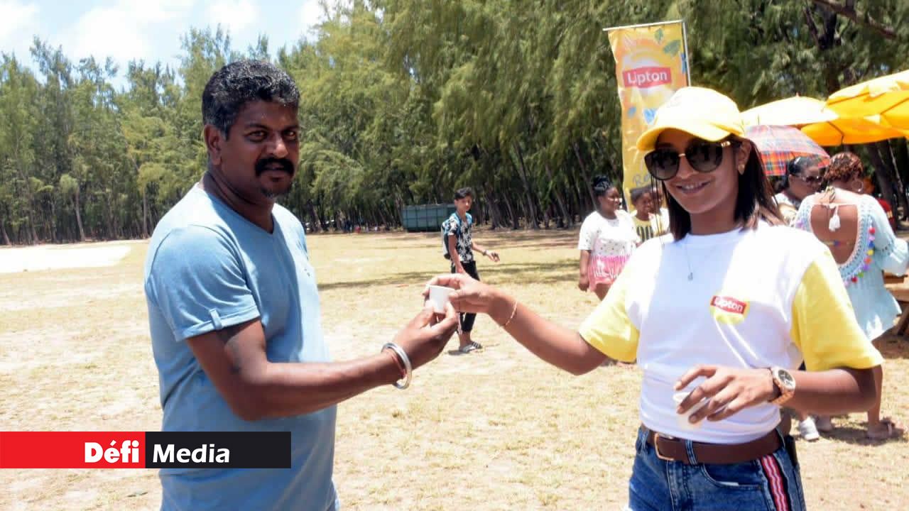Lipton Ice Tea, sponsor de l’événement, était là pour désaltérer le public avec une bonne boisson fraîche. Beach Tour de RadioPlus à Mont Choisy