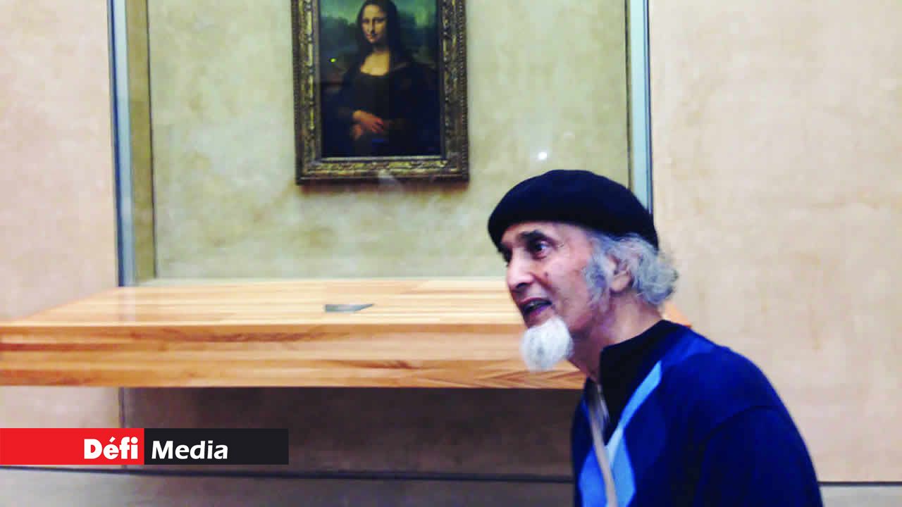 En France, il s’est fait un devoir de se faire prendre en photo devant la Joconde.