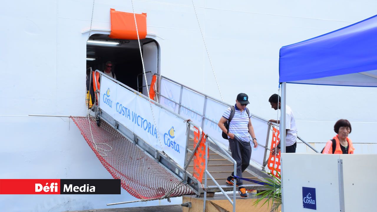 Des excursionnistes quittant le bateau.