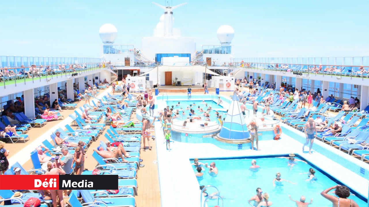 Cela fourmille autour de la piscine.