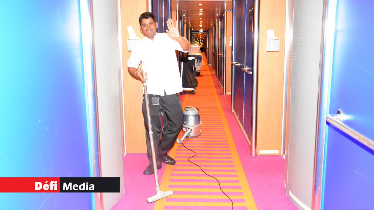 Nettoyage du couloir et des cabines.