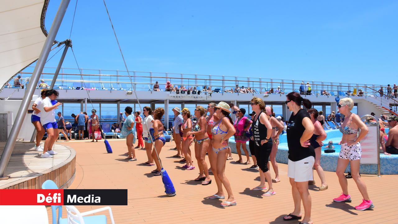 Séance de zumba près de la piscine.
