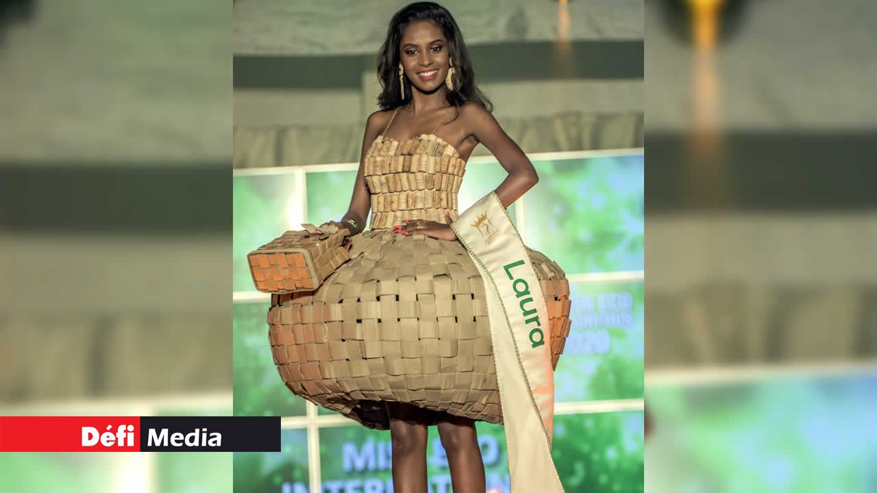La robe écolo de Laura a impressionné tout le monde. Elle est faite de bouchons en bois. Miss Eco Mauritius 2020