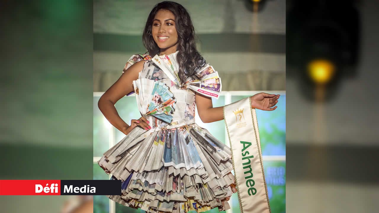 Ashmee en robe écolo à base de papier journal qu’elle a elle-même fabriquée. Miss Eco Mauritius 2020