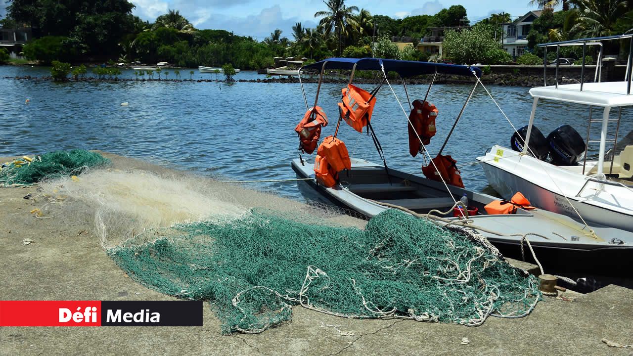 Filets et sennes sont prêts à être embarqués pour l’ouverture de la pêche au large de Poste-de-Flacq. Pêche à la senne