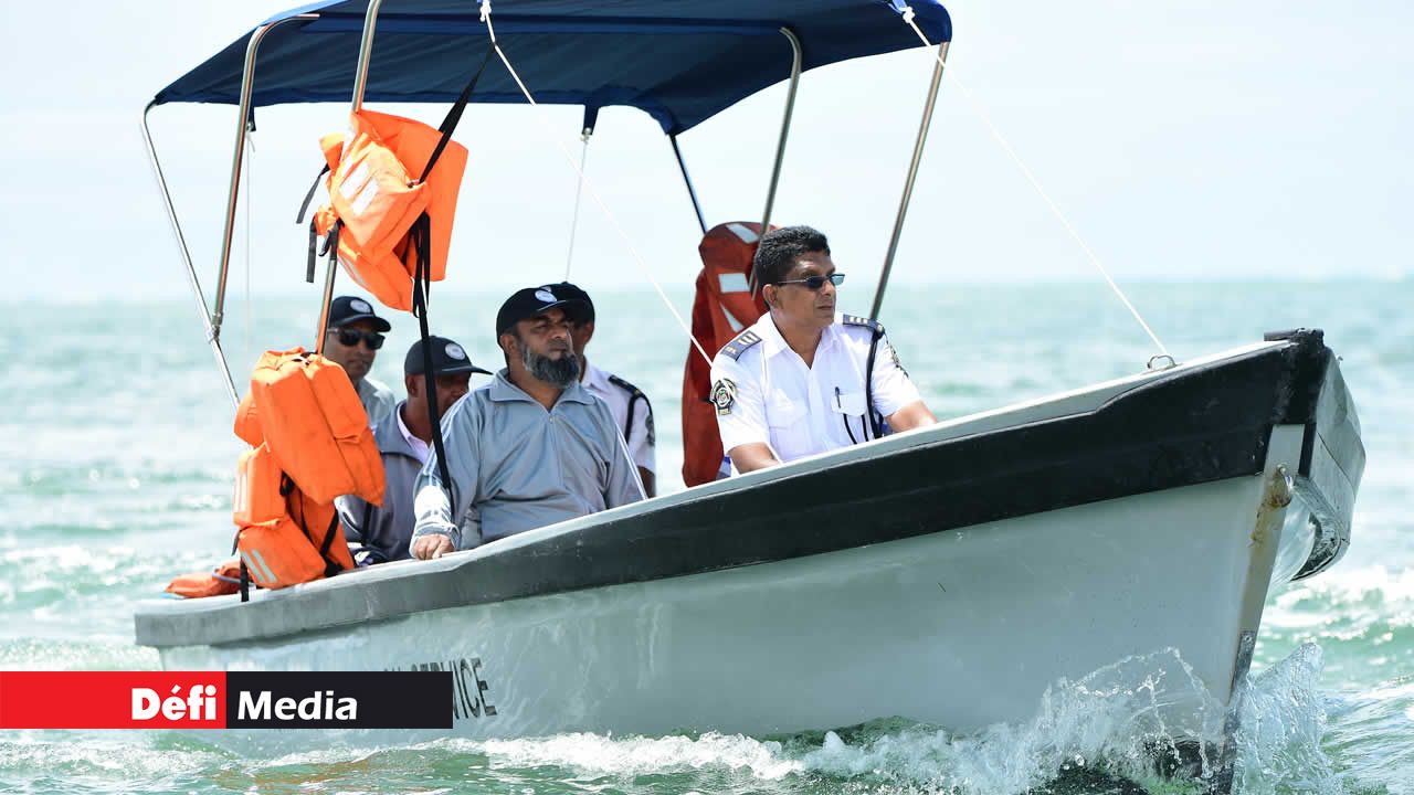 Les officiers des Fisheries Protection Services accompagnent les pêcheurs. Pêche à la senne