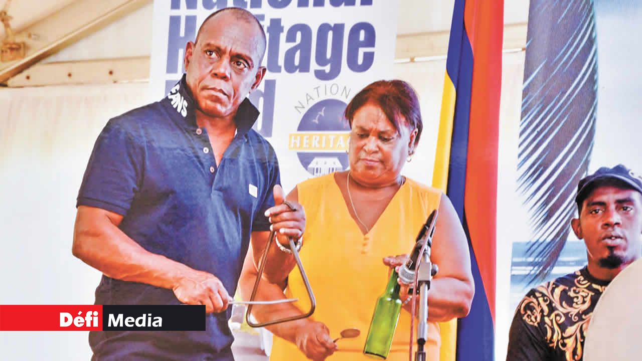 « Triangle », bouteille en verre et tambour font partie du folklore musical chagossien.