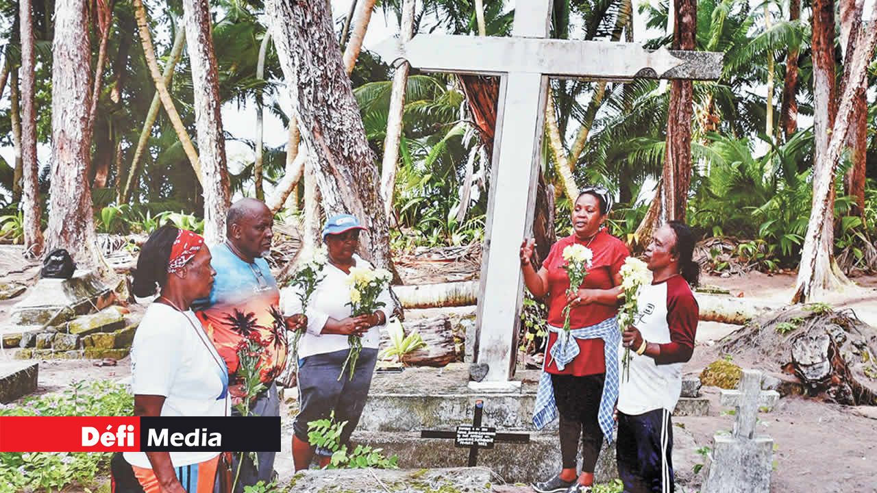 Recueillement sur les tombes des aînés à Peros Banhos.