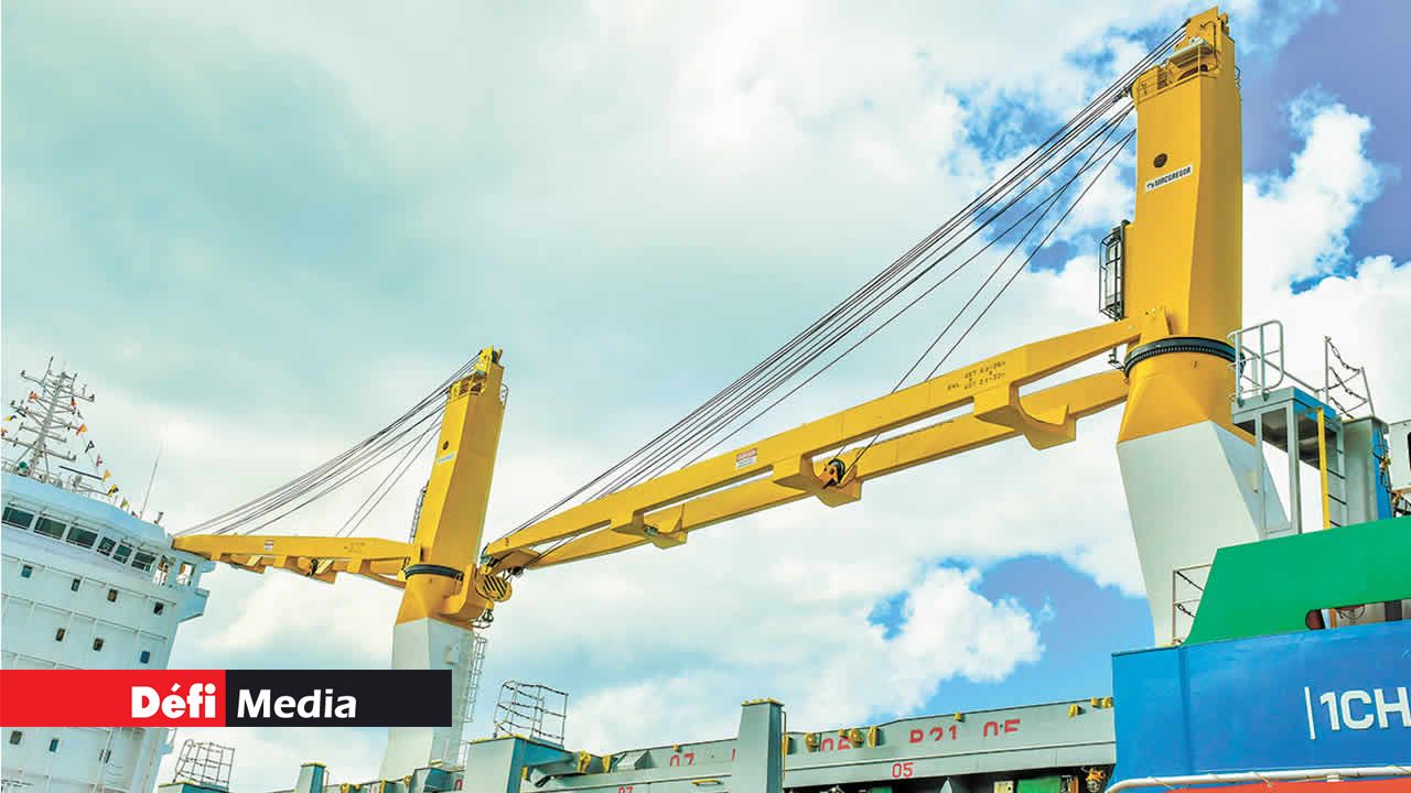 Les deux grues du MV Peros Banhos peuvent soulever des poids d’une capacité de plus de 40 tonnes.