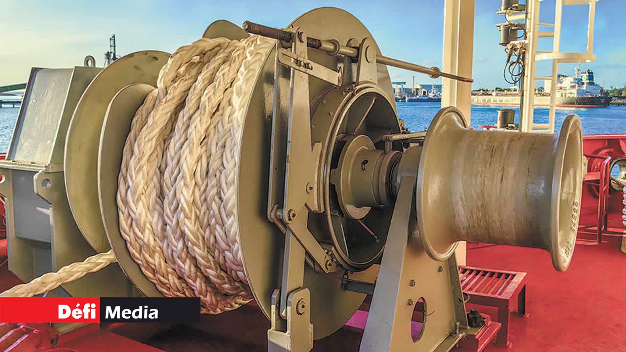 Le moteur sur le pont sert au système d’amarrage du navire.