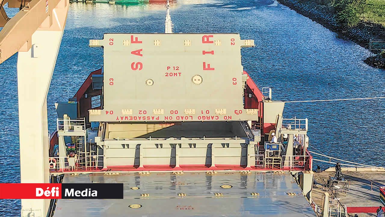 Démonstration de l’ouverture de l’une des nombreuses cales sur le navire.