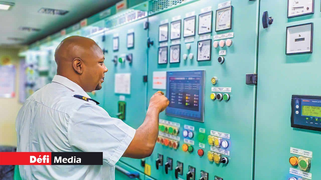 Ingénieur mécanique sur le MV Peros Banhos, Jonathan Moutou travaille dans la salle de commandes des machines.