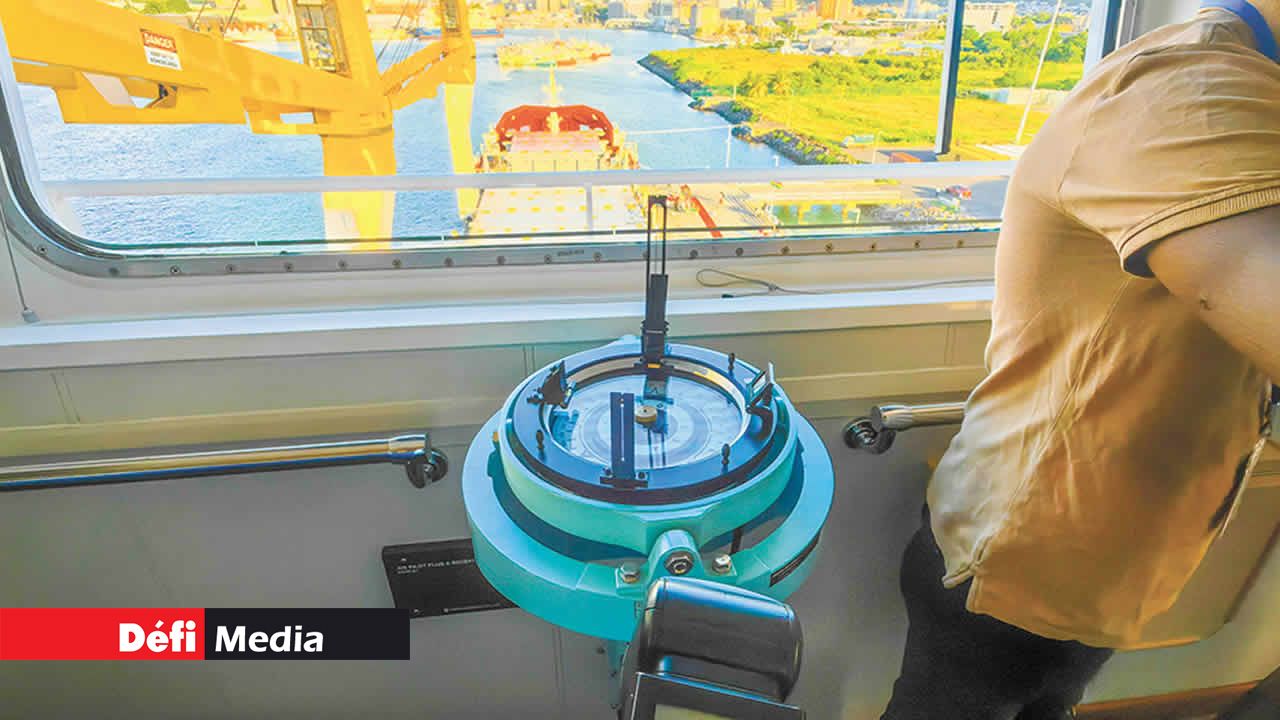 Sur le pont du navire trône fièrement cette boussole maritime.