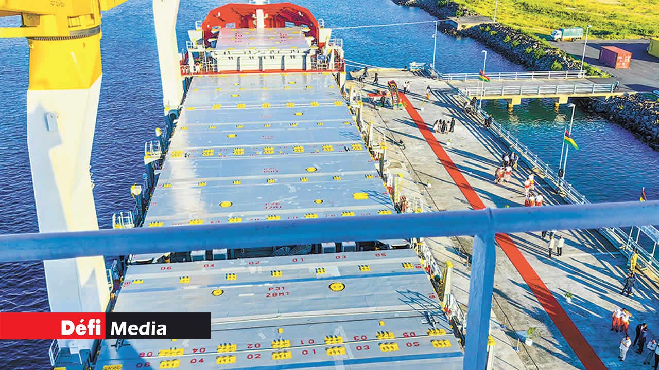 Les cales du navire servent aussi de plateformes pour transporter des conteneurs.