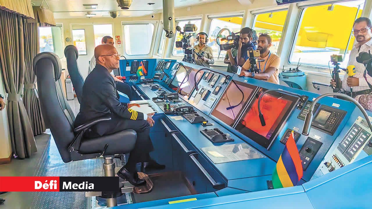 Sur le pont du MV Peros Banhos, le capitaine Daniel Nookia se tient fièrement.