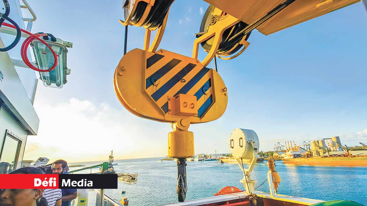 Le point d’ancrage de la grue sur le navire.
