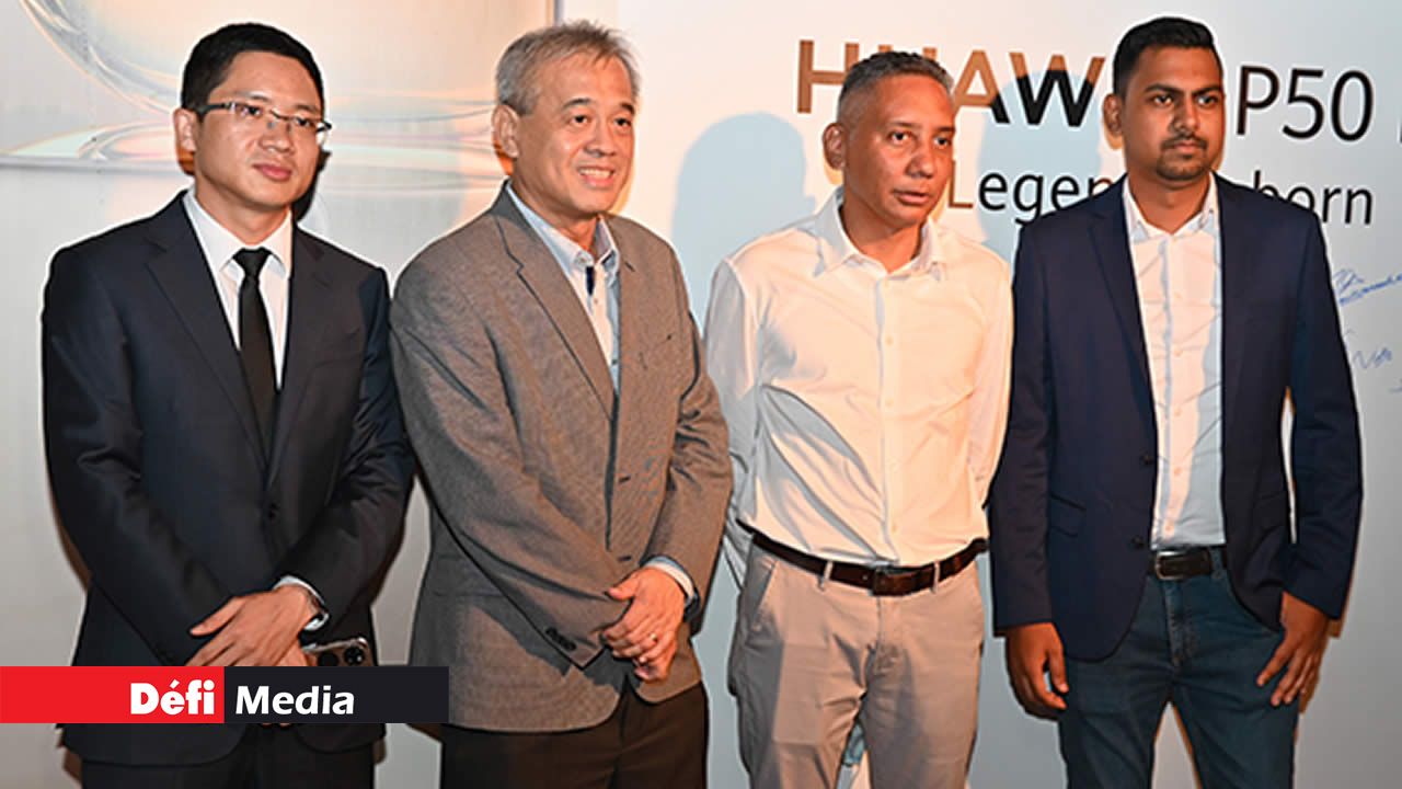 William Zhou, Country Director de Huawei (Mtius), Patrick Lim How, Senior Purchasing Manager à Courts Mammouth, Éric Salmy, Product Manager à Courts Mammouth, et Kunal Oozageer, Account Manager chez Huawei.