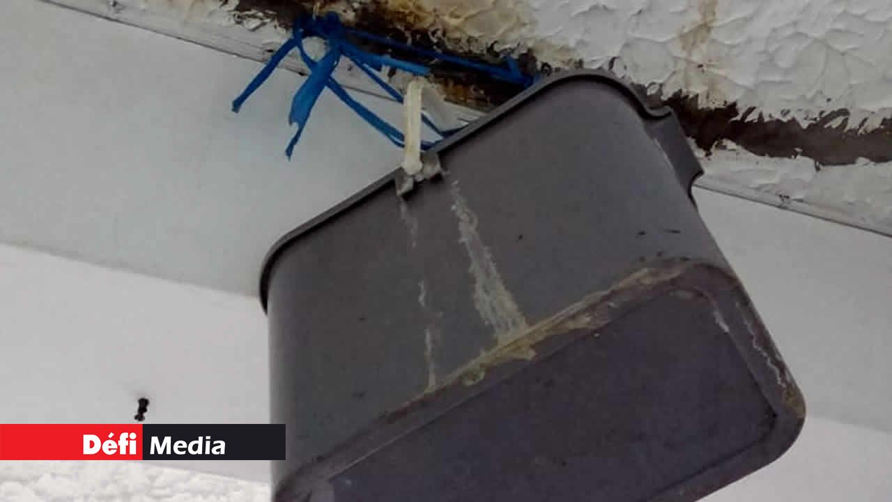 Un seau accroché au plafond pour contenir l’eau qui suinte dans le ‘control room’ du MFRS. Sapeurs-pompiers