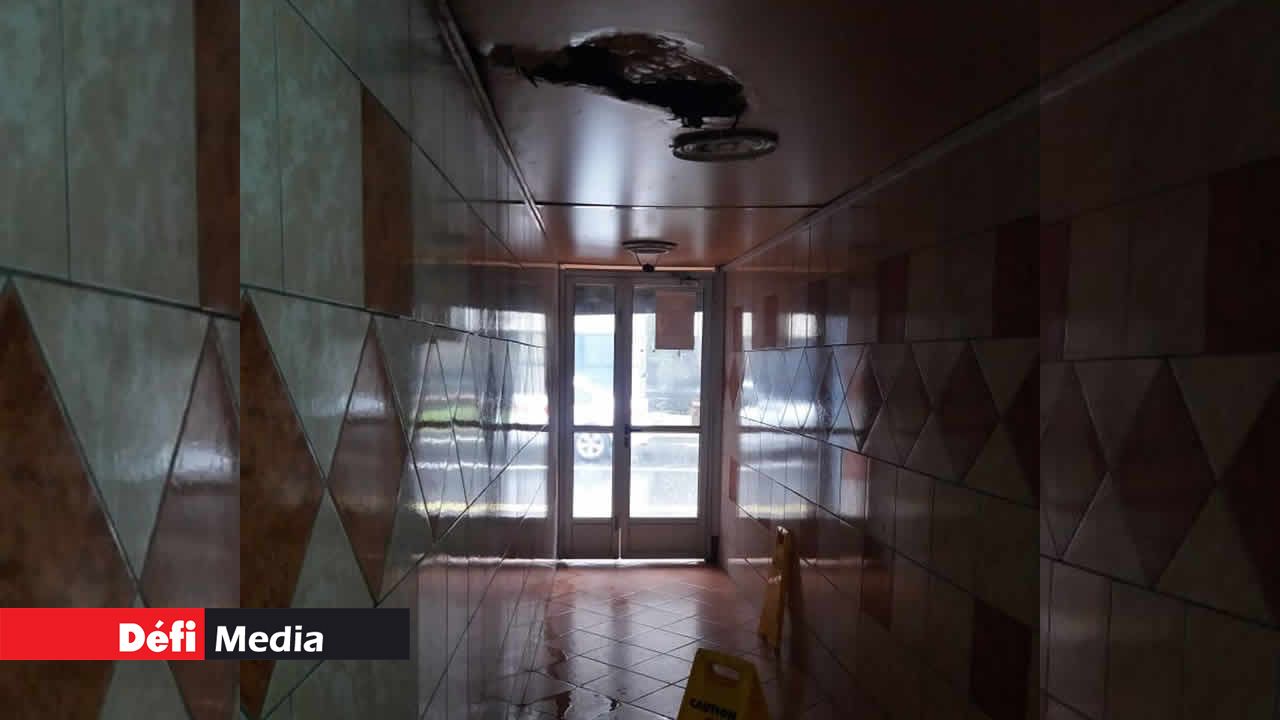 Le couloir est submergé d’eau en temps de pluie. Sapeurs-pompiers