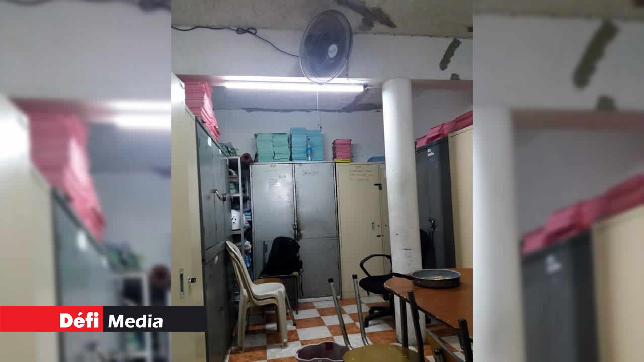 Des chaises sans dossier de même qu’un seau et un poêlon pour contenir l’eau qui coule du plafond. Sapeurs-pompiers