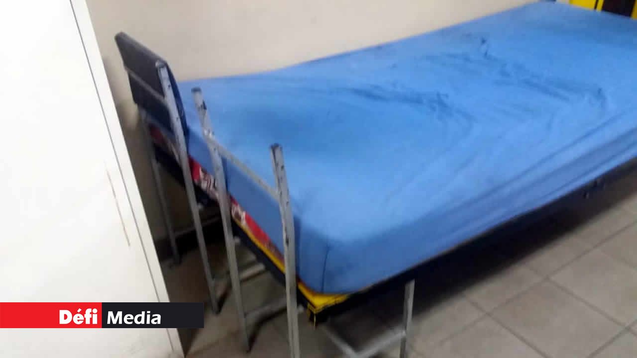 Un lit posé sur deux chaises faisant office de pieds de lit. Sapeurs-pompiers