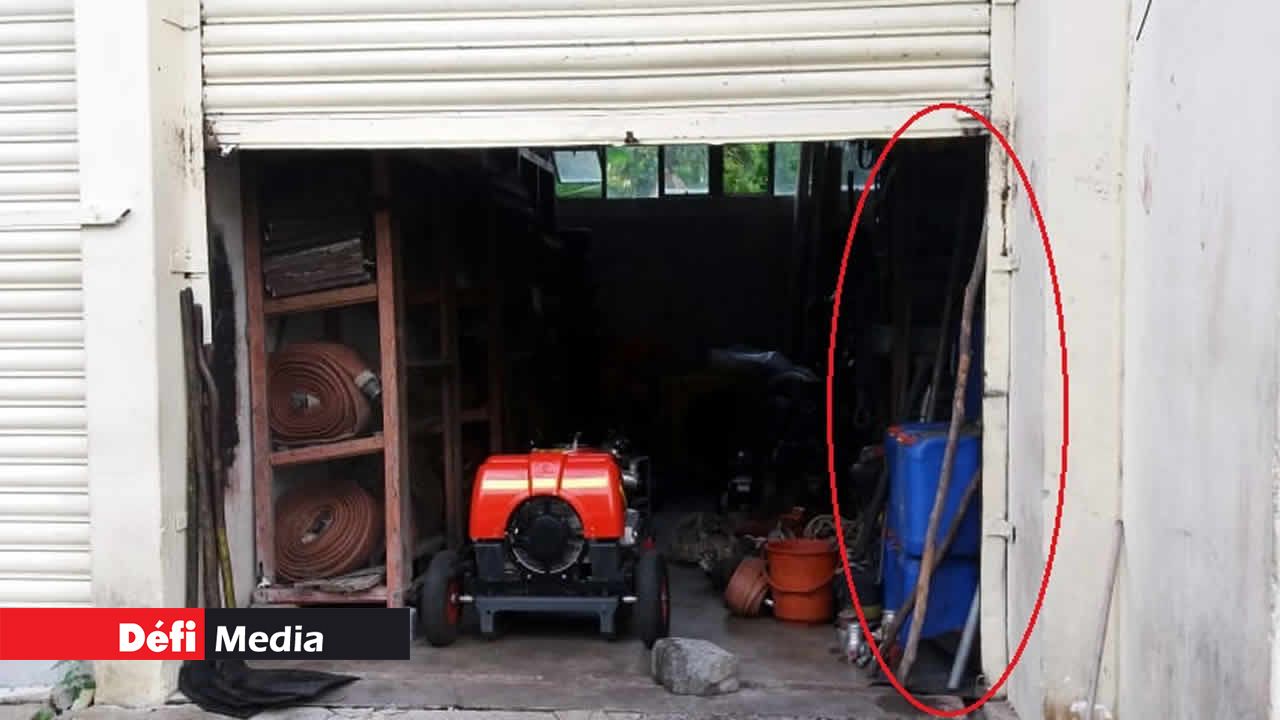 Il faut la force de 5 hommes pour ouvrir le rideau de fer, lequel est ensuite soutenu à l’aide d’un rondin. Sapeurs-pompiers