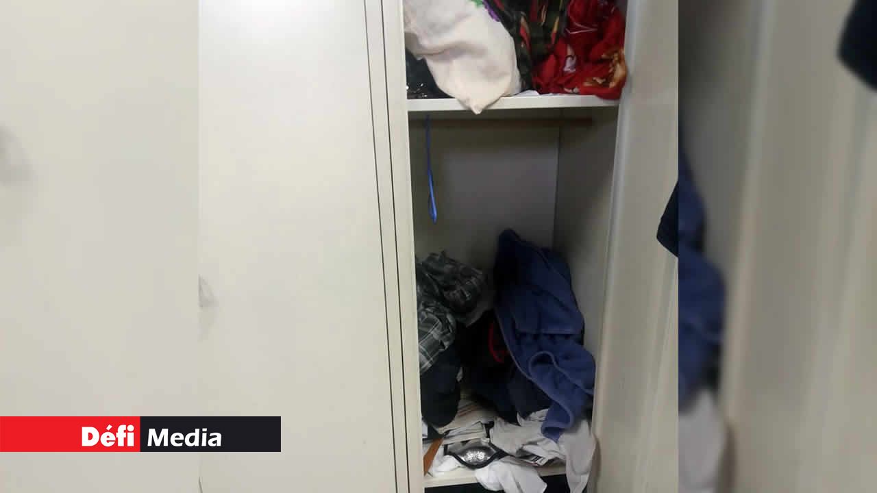 Vêtements sales, équipements de protection et nourriture sont gardés dans le même casier. Sapeurs-pompiers