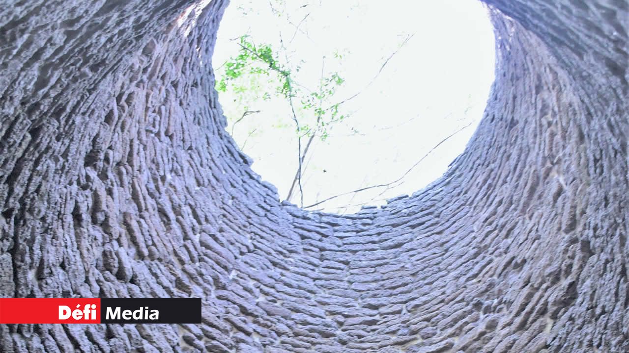 La cheminée dans laquelle étaient déversés des coraux pour être calcinés.