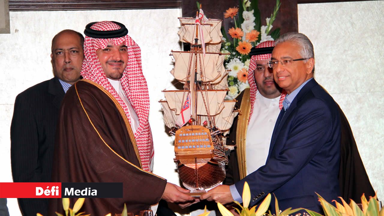 Le prince Abdulaziz Bin Saud Bin Naif Bin Abdulaziz Al Saud et le Premier ministre mauricien Pravind Jugnauth.