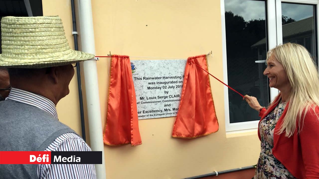 Serge Clair et Marjaana Sall lors du dévoilement d’une plaque commémorative. 