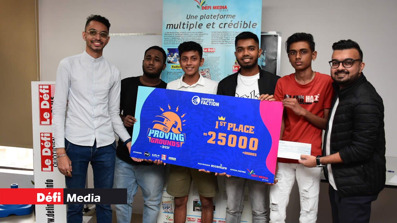 Jahanzeb Rabbani, membre d’E-Sports Faction, remettant le premier prix à l’équipe Team Unique.