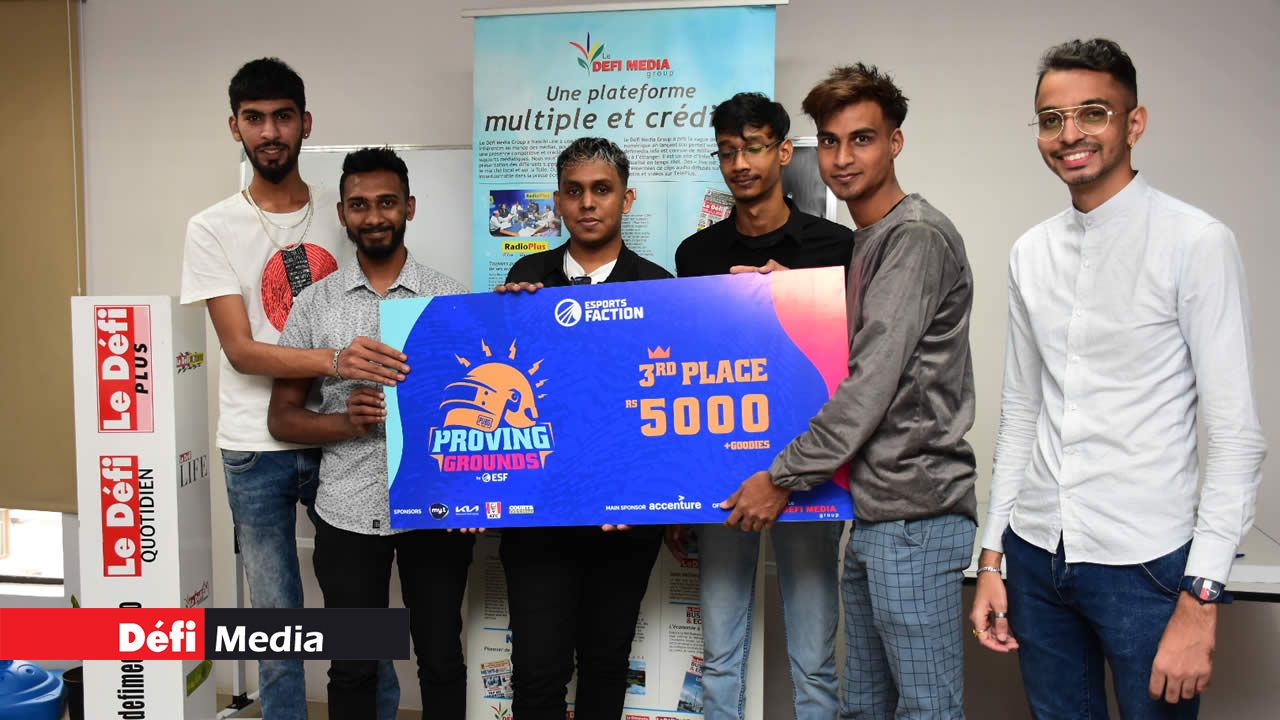 Dimitri Farla, le directeur d’E-Sports Faction récompensant l’équipe From Mars IQ, qui a terminé troisième de la compétition.