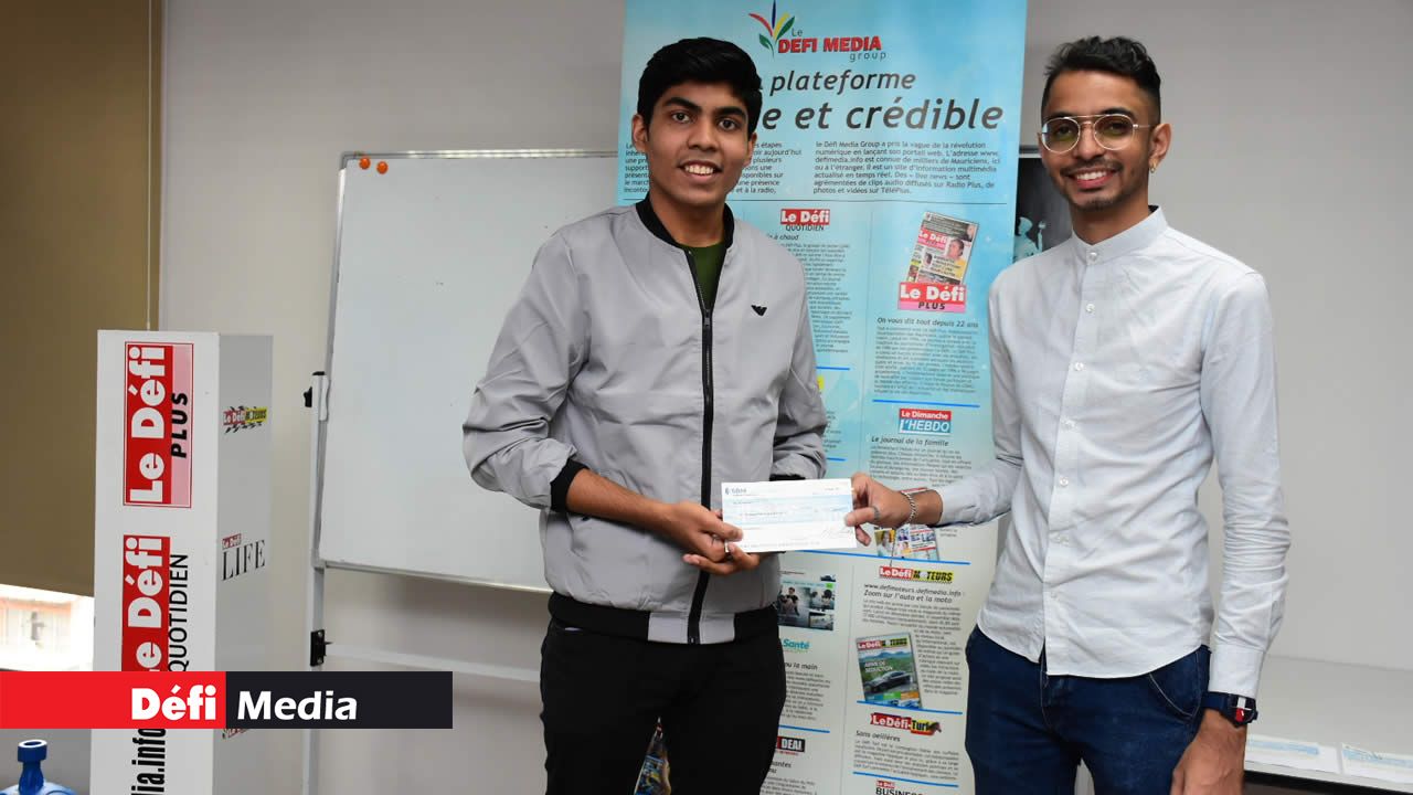 Le représentant de l’équipe ‘Underatted Esports’ récupérant son chèque de Rs.2,500 pour une belle quatrième place.