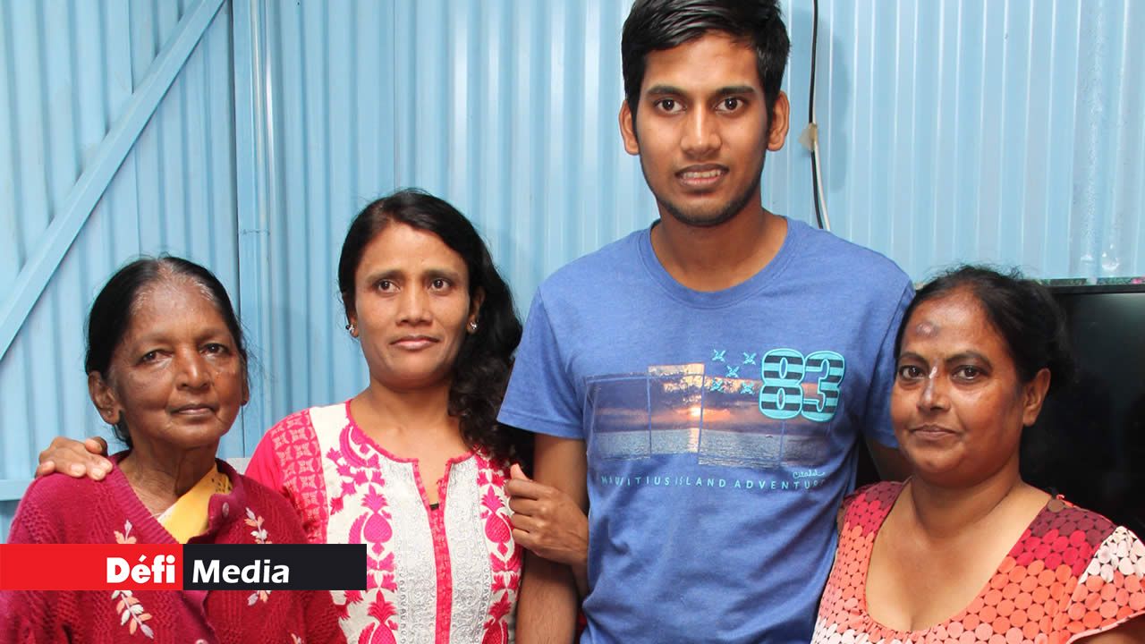 Avinash entouré de sa mère Gina (2e à partir de la g.), et de ses tantes Dhanwantee et Sarita Sookun.