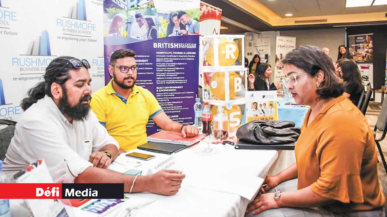 Jeevesh Augnoo, chargé de cours à la Rushmore Business School, donnant des explications sur les formations offertes.