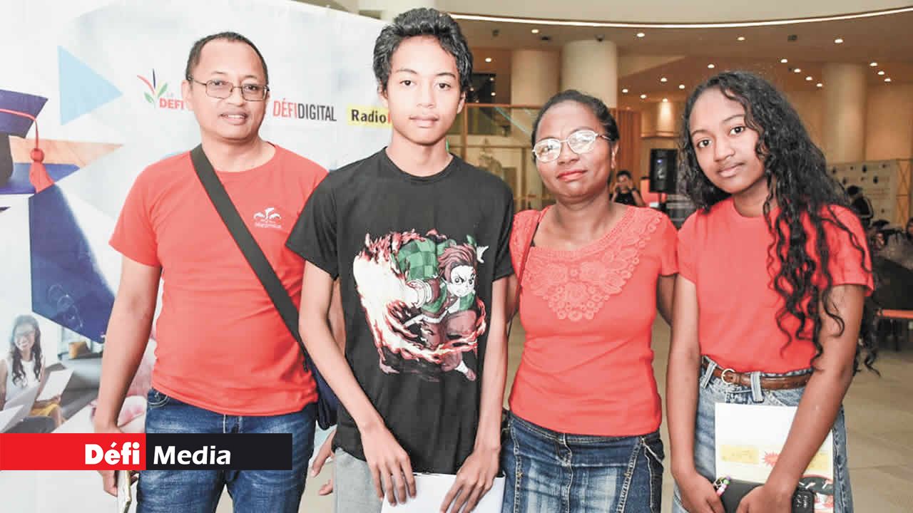 Ndimbiarivelo Tsanta (en noir) aux côtés de son père Rakotarivelo Haja. Ce jeune Malgache souhaite se lancer dans l’informatique.