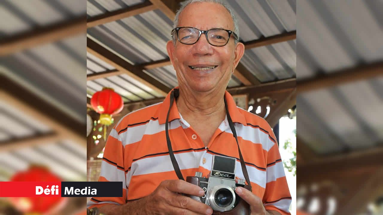 José tient dans sa main le très ancien appareil photo EXA ayant appartenu à son frère dans les années 1970, qu’il conserve toujours précieusement.