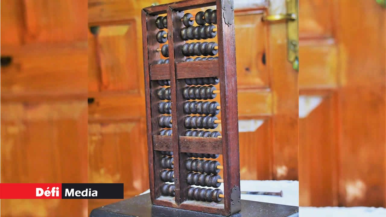 L’abaque (boulier) que les commerçants chinois utilisaient auparavant pour faire leurs calculs.