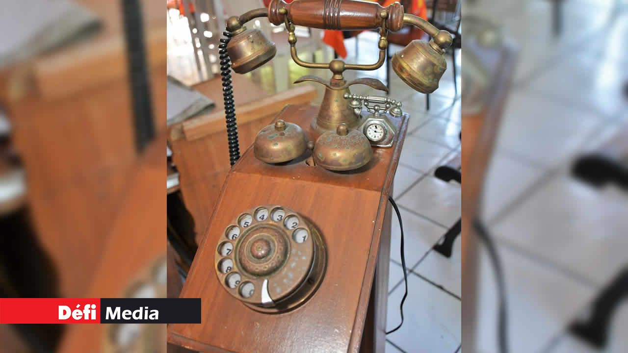 Le téléphone en bois utilisé autrefois pour communiquer.
